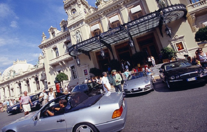 Monaco: Interdite de jeux, elle fonce en voiture dans un casino
